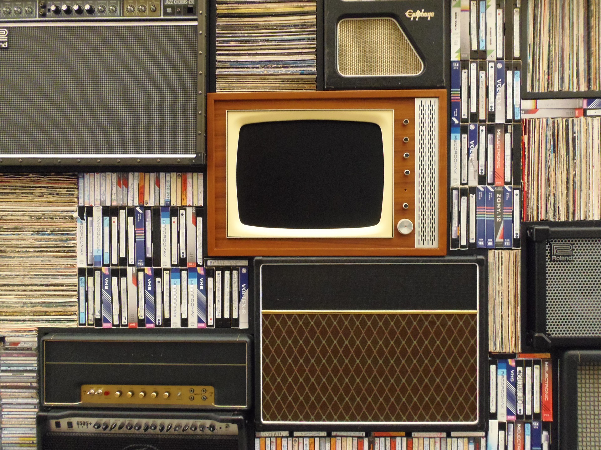 動画配信サービスを活用して家で映画を見るメリットとは？【デメリット 